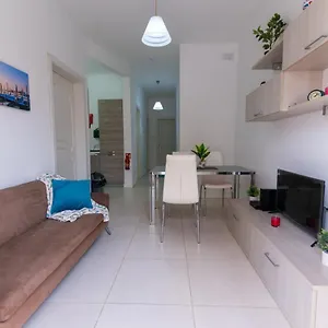 https://seaside-cosy-maisonette-marsaskala-2-mins-walk-from-sea.qawrahotelsmalta.org